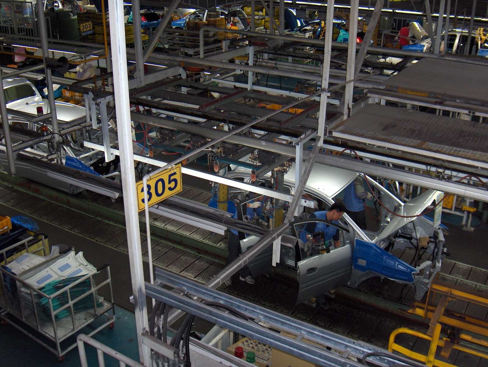 Hyundai Motor stock analysis backdrop showing an automobile assembly line