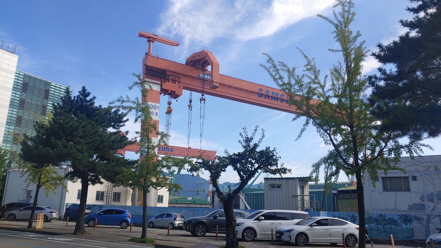 A goliath crane at Samsung Heavy Industries Geoje shipyard