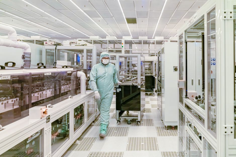Semiconductor fab cleanroom with process equipment