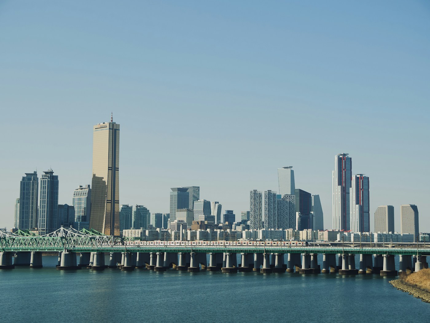 Korean brokerage stocks and the Yeouido financial district skyline