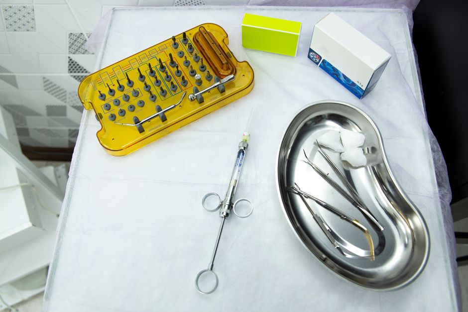 Dentium stock analysis illustration of a dental implant drill and driver kit