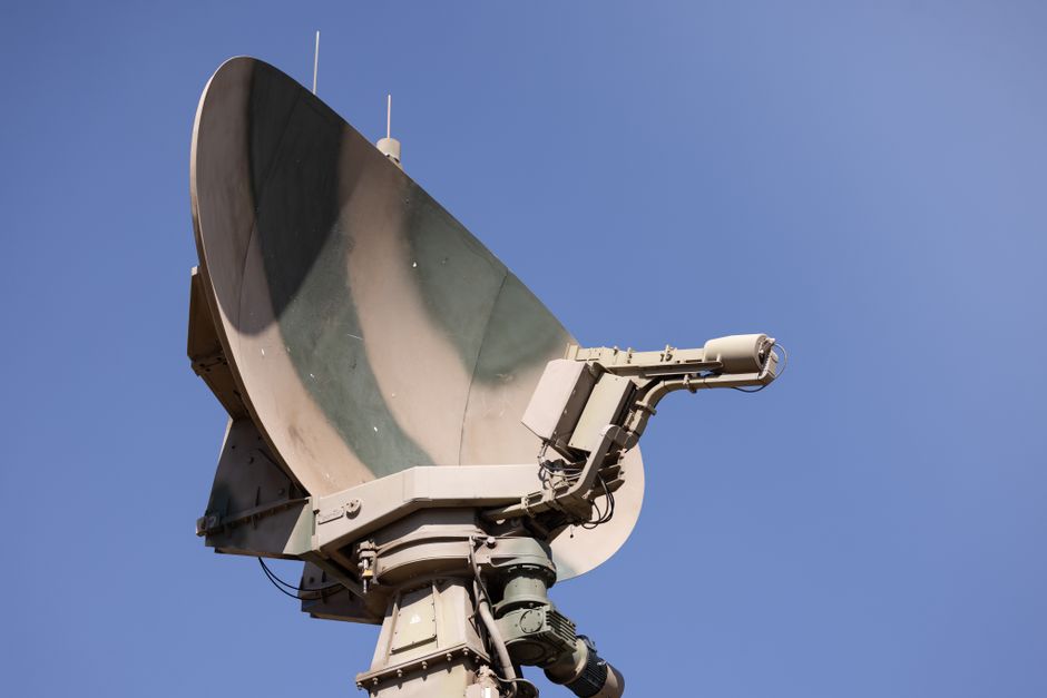 Military tracking radar antenna (generic image — not a Hanwha Systems product)