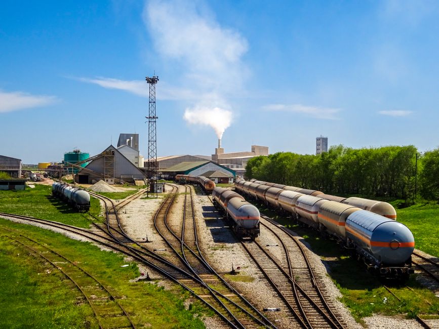 Rail tank cars for liquefied gas at an industrial plant