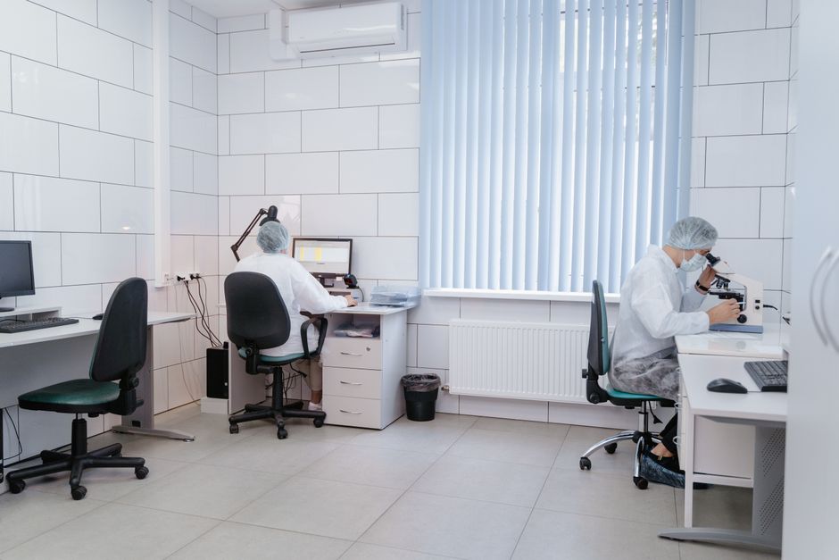Laboratory quality control bench, a reference photograph for this cathode maker analysis