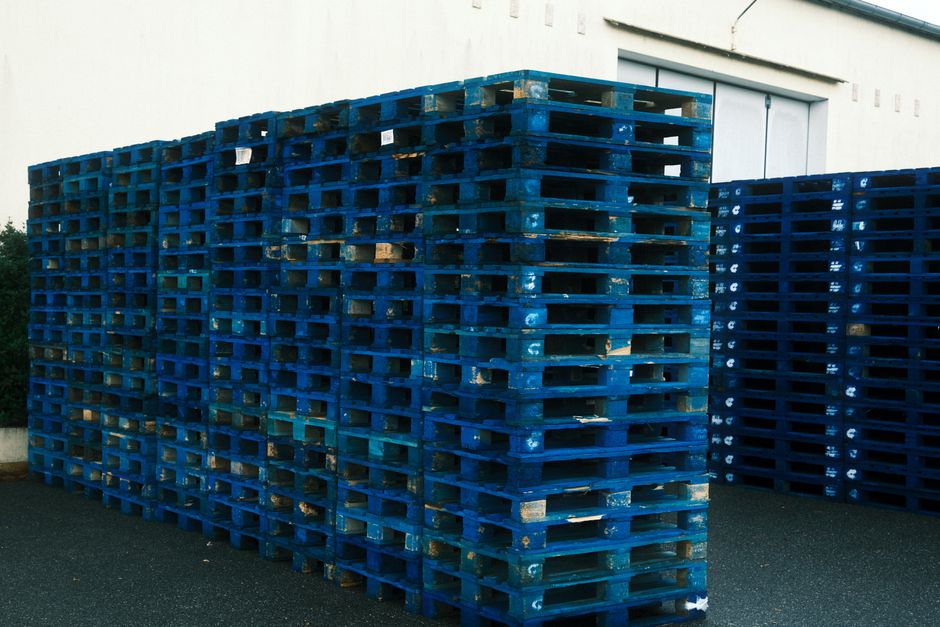Stacked freight pallets, behind Korea Airport Service stock