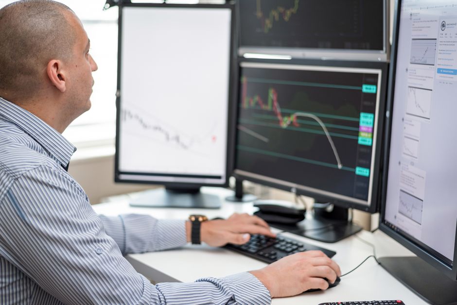 used alongside a Korea Ratings stock analysis of bond issuance and fee income