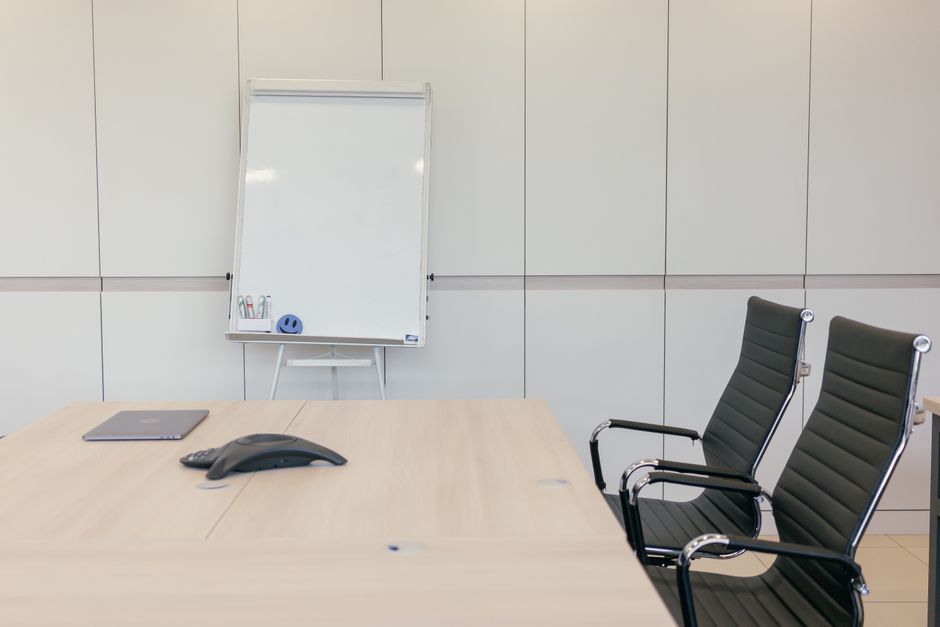 An empty meeting room, a plain setting for the capital allocation questions behind NICE Information Service stock